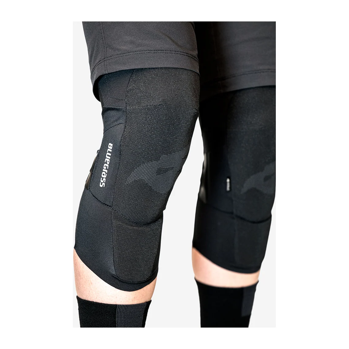 Bluegrass Aura Core Knee Black — 1